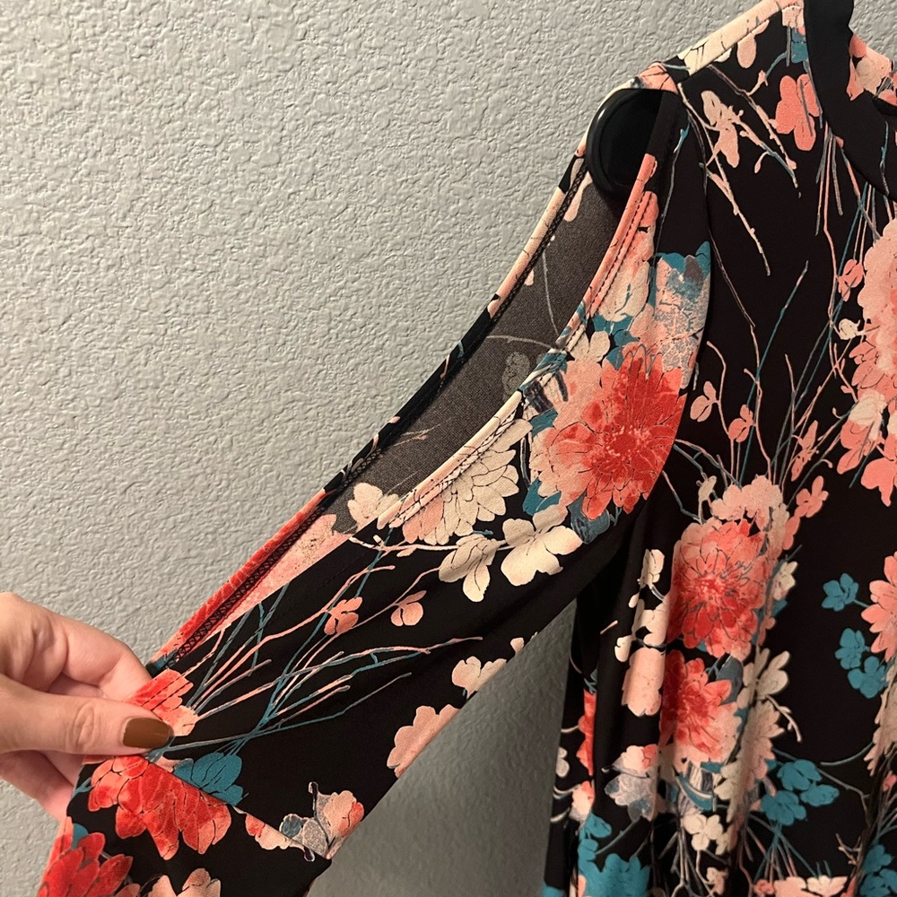 Dress with cut out sleeves and pockets size small - Picture 3 of 5